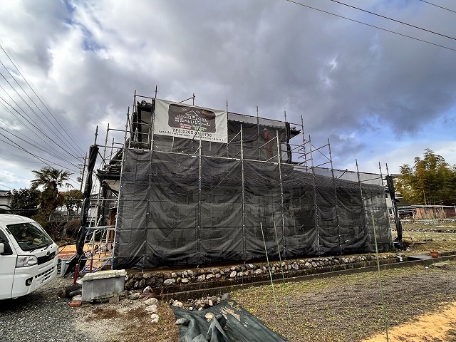 飯田市：外壁塗装メンテナンスの足場設置後の高圧洗浄作業の様子