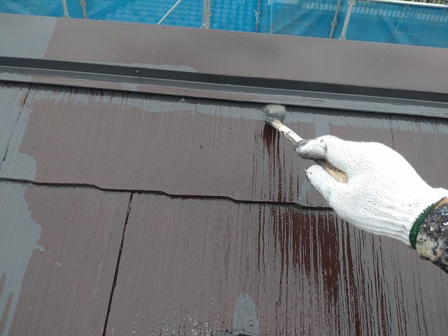 上伊那郡宮田村：屋根塗装のハケによる中塗り施工