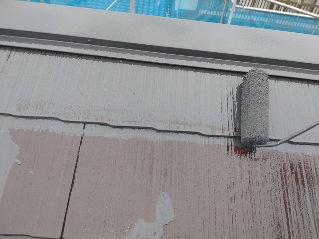 上伊那郡宮田村：屋根と棟板金にローラーで中塗り