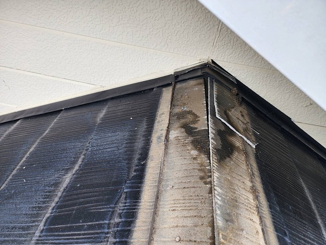 下伊那郡高森町：屋根カバー工法のために棟板金や貫板を外した状況