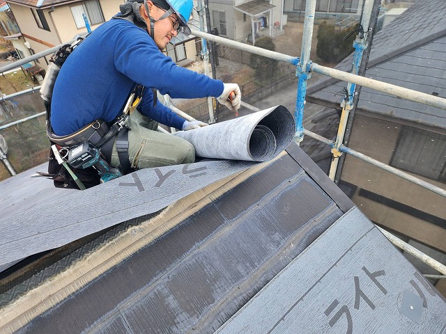 下伊那郡高森町：屋根カバー工法でアスファルトルーフィングの施工を行う屋根職人