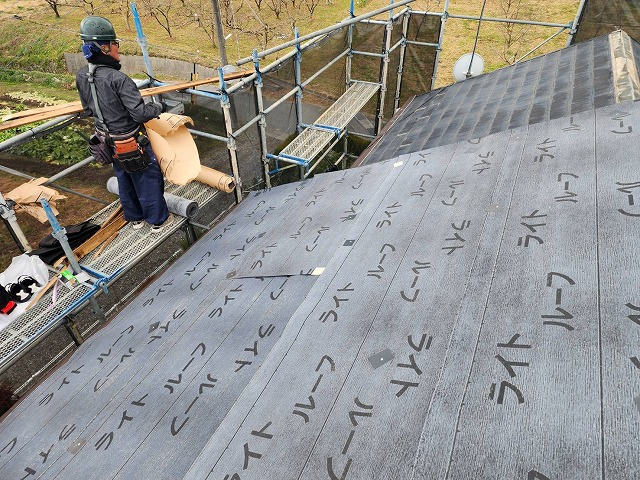 下伊那郡高森町：屋根カバー工法でアスファルトルーフィング張りを行った屋根の状況