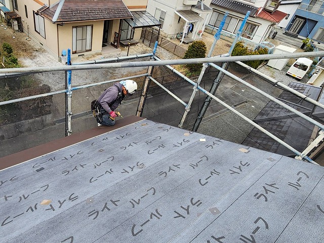 下伊那郡高森町：屋根カバー工法でガルバリウム鋼板屋根を軒先から施工