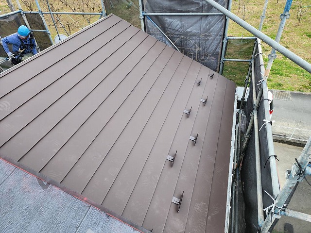 下伊那郡高森町：屋根カバー工法で雪止め金具の設置