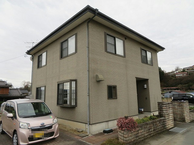 飯田市毛賀にて外壁塗装の色あせやコーキングの破断が見られる住宅の塗り替え現場調査