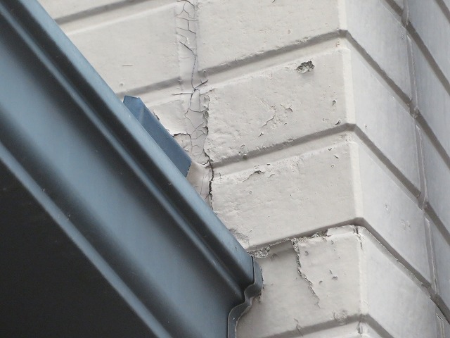 外壁と下屋根の取り合い部の破損
