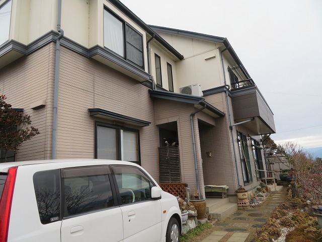 飯田市で剥がれや反りのある窯業系サイディングの現地調査、カバー工法による外壁リフォームを提案