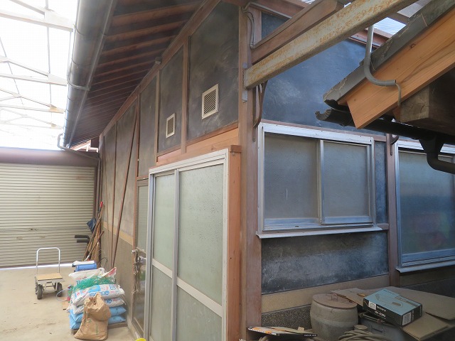 伝統的な日本家屋の外壁劣化が進んだ状態