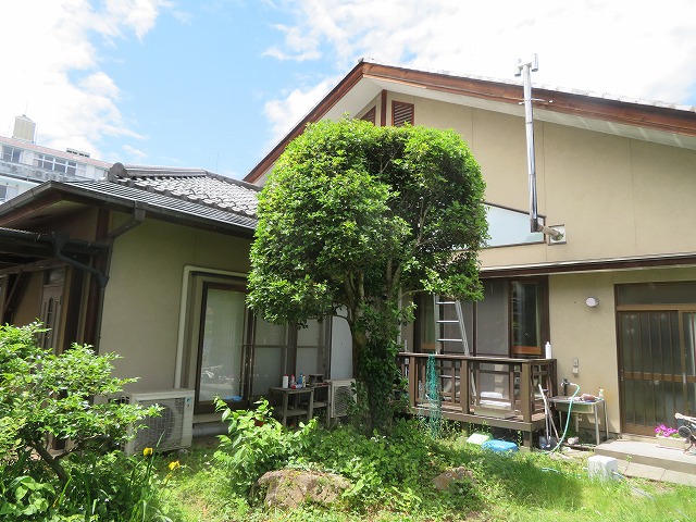 飯田市にてモルタル外壁と木部の劣化が見られる住宅の塗り替え工事、状況確認のための現場調査