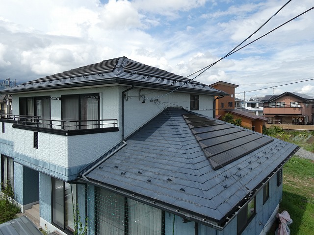 飯田市でコロニアル屋根の現場調査、経年劣化による塗膜剥離や苔、カビなどを確認