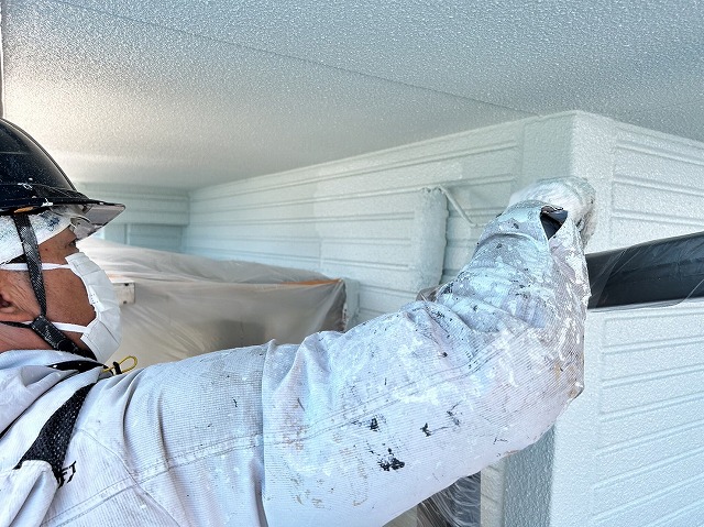 上伊那郡宮田村：外壁塗装工事の3回塗り工程の上塗り施工