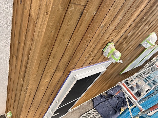 伊那市：屋外専用木材保護塗料で外壁の木部塗装が完了した状況