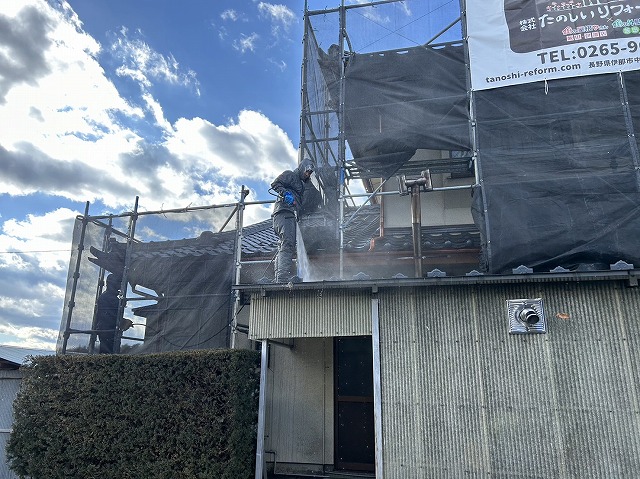 伊那市：モルタル外壁塗装工事で屋根の上で高圧洗浄作業を行う塗装工