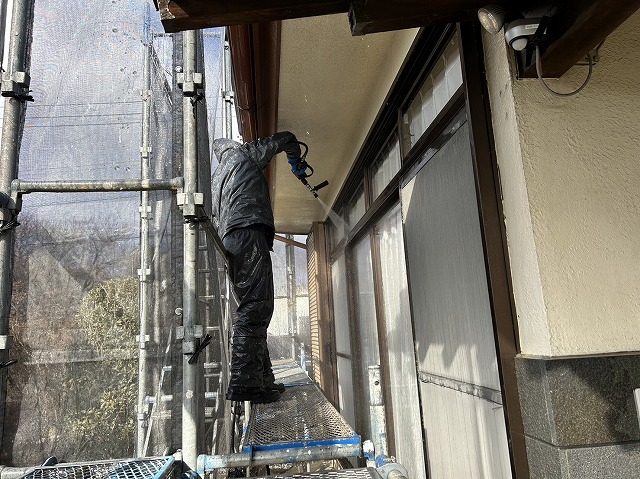 伊那市：外壁やサッシ、軒天などに高圧洗浄作業を行う塗装工
