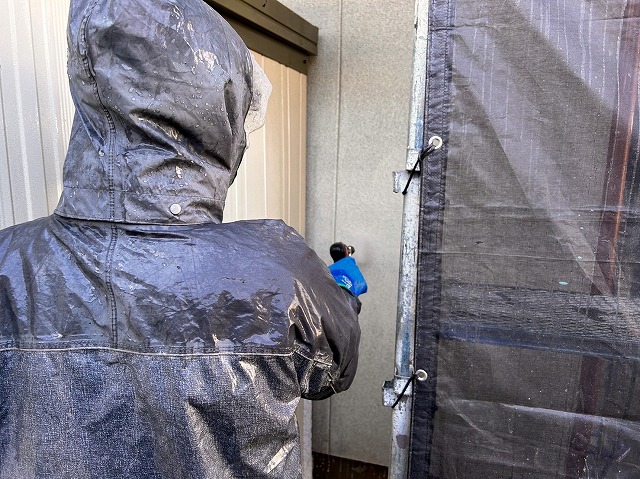 伊那市：塗装工事を行う外壁面に高圧洗浄作業を行っている様子