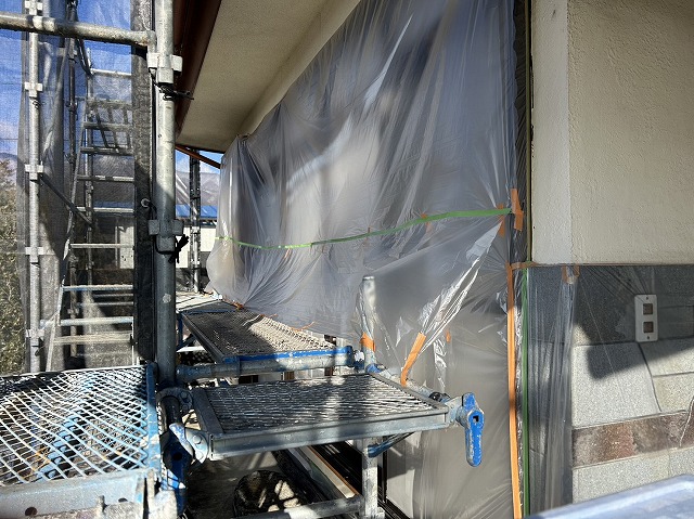 伊那市：外壁塗装工事の事前準備で行った窓への養生