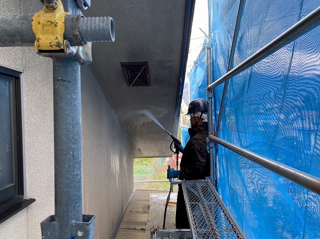 駒ヶ根市：外壁塗装工事でモルタル外壁や軒天に高圧洗浄作業を行う塗装工