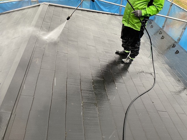 伊那市：苔やカビが発生したスレート屋根の高圧洗浄作業