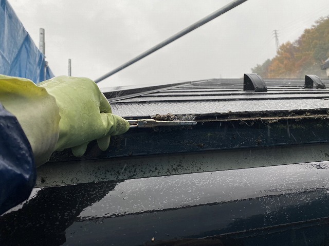 伊那市：スレート屋根に付着した苔をワイヤーブラシで除去