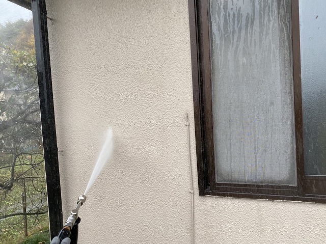 伊那市：外壁サイディングの塗装工事前の高圧洗浄作業