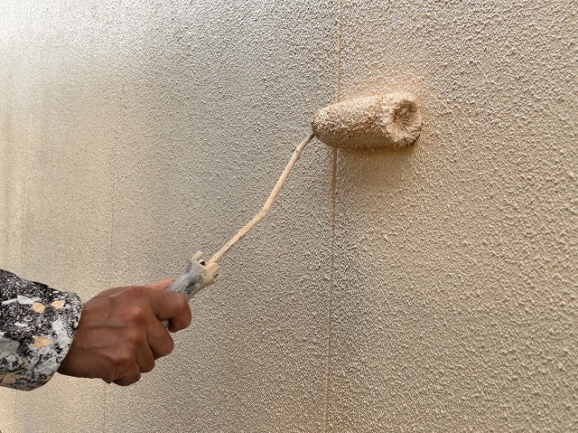 駒ヶ根市のモルタル外壁でエピテックフィラーによる下塗りと遮熱シリコン塗料による上塗り