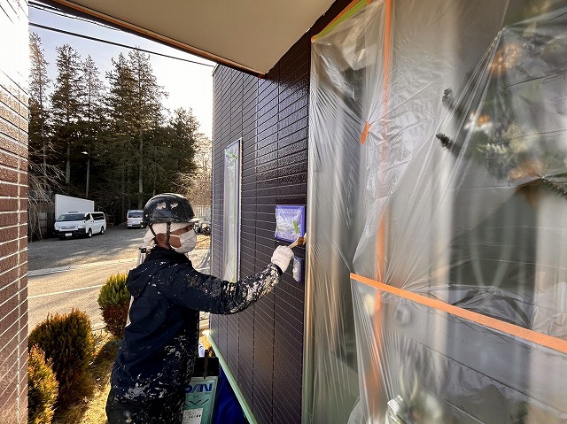 上伊那郡南箕輪村:外壁塗装工事の3回塗り工程の下塗り