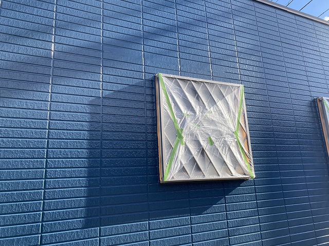 上伊那郡南箕輪村:外壁用フッ素塗料で中塗りを行った店舗建物の外壁サイディング