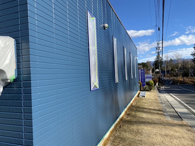 上伊那郡南箕輪村:深みのある青色のマウンテンブルー色で外壁サイディングへの塗装工事