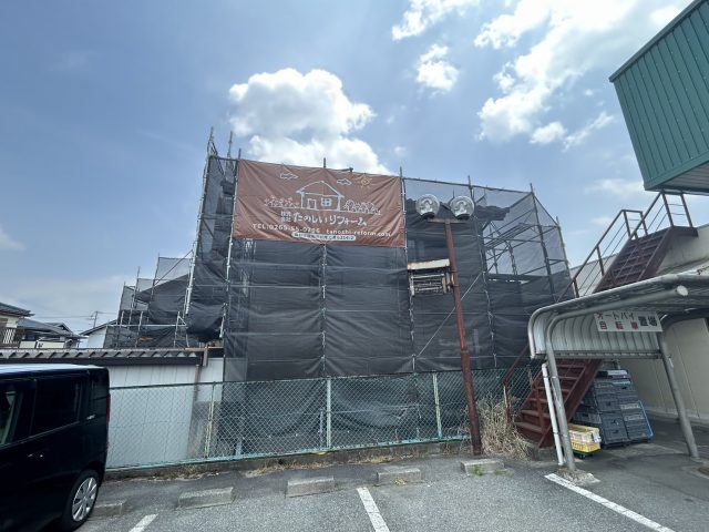 飯田市：ALC外壁の店舗の足場設置が完了した全景