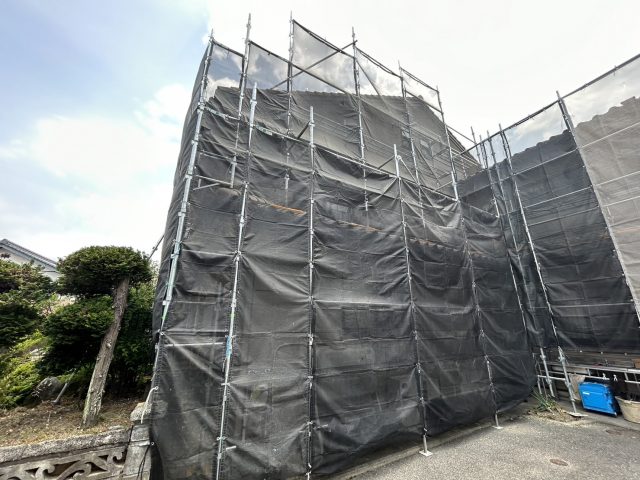 飯田市：ALC外壁塗り替え工事の足場設置状況