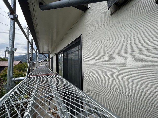 飯田市にて老朽化した住宅のカバー工法による外壁リフォーム、金属サイディングの施工