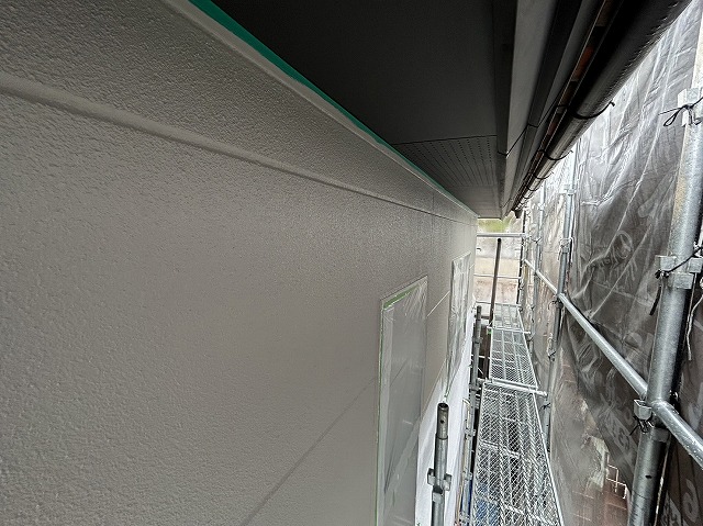 飯田市にて老朽化に伴う塗り替え工事、美壁をつくるリファインMF-IRを用いた上塗り塗装