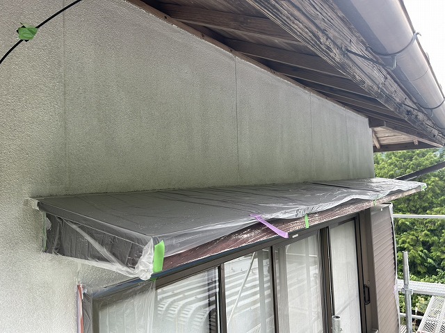 下伊那郡部：庇上の外壁塗装下塗り状況