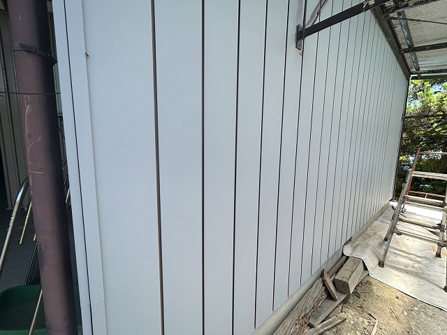 下伊那郡部にて住宅の本宅と離れで行う金属サイディングとモルタルへの下塗り施工