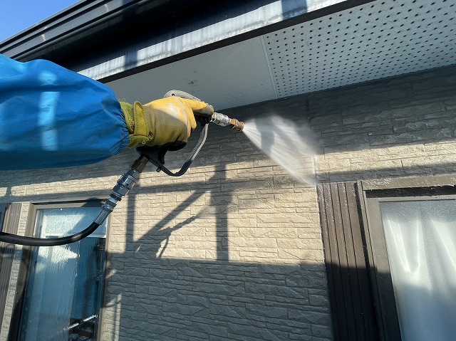 飯田市毛賀にて著しい劣化症状が判明した外壁塗装工事の足場と洗浄、コーキング打ち替え施工