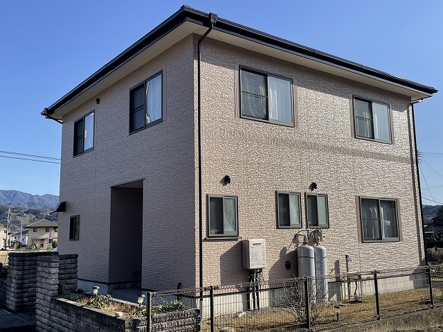 飯田市毛賀にて外壁塗り替え工事の付帯部塗装と足場撤去、美しく甦った完成状況