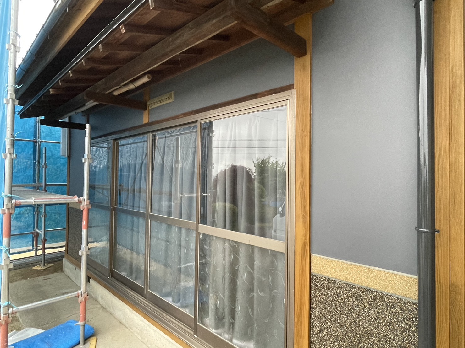 飯田市にて無機系塗料のナノコンポジットＷを使った外壁塗り替え工事の仕上げ塗装
