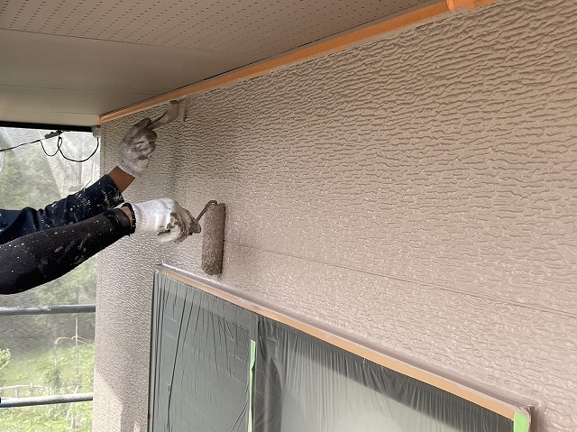 下伊那郡部でカビやコケのある外壁に防カビ剤を添加した塗料で塗り替えを施工