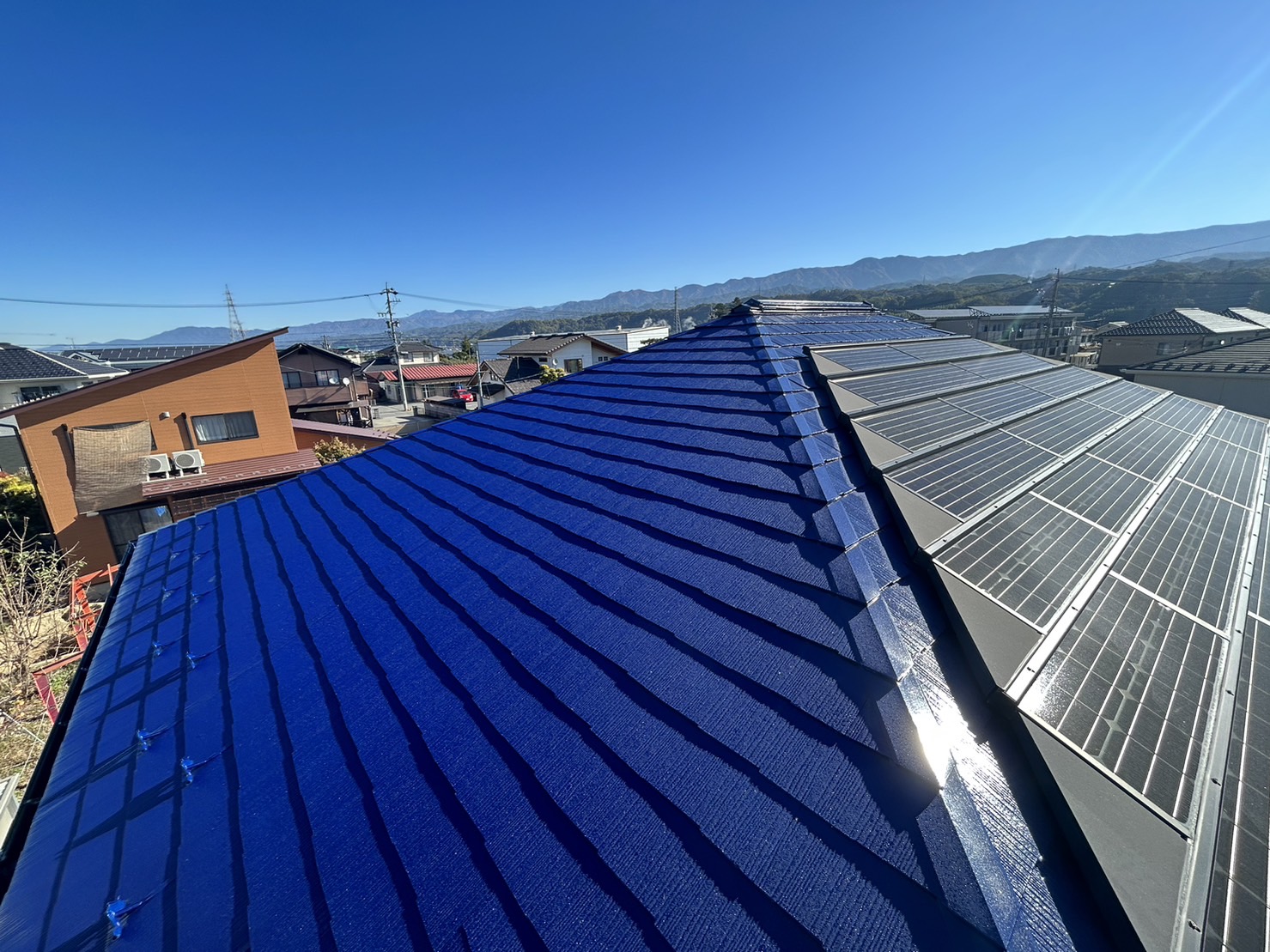 飯田市にて太陽光パネルを設置しているコロニアル屋根に塗装工程の下塗り施工