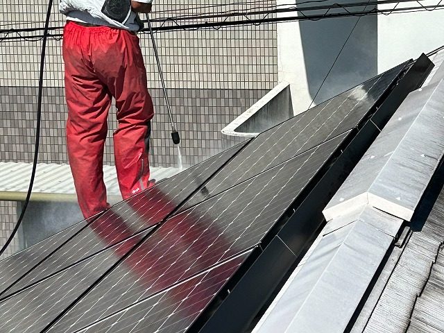駒ヶ根市：太陽光パネル周囲のスレート屋根を塗装するための高圧洗浄