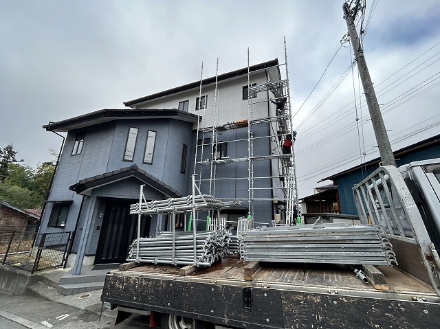 飯田市：3階建て住宅の外壁塗装工事の足場を組み立てる足場職人