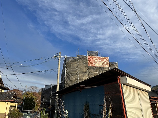飯田市で劣化した外壁サイディングの塗装メンテナンス、重要工程の足場設置と高圧洗浄
