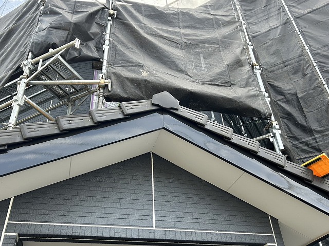飯田市:外壁塗装メンテナンスの破風板塗装が完了した状況