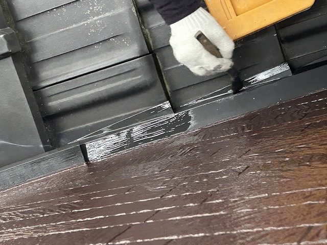 飯田市：雨押え板金へ黒系の色でハケ塗装