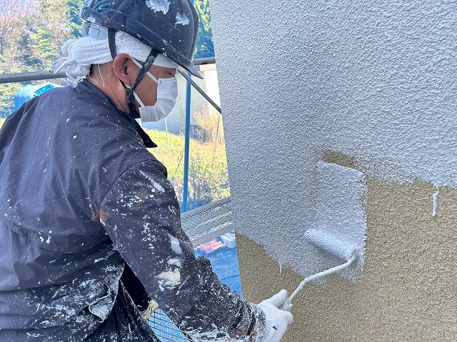 上伊那郡飯島町：エピテックフィラーAEⅡを使って下塗りを行う塗装工