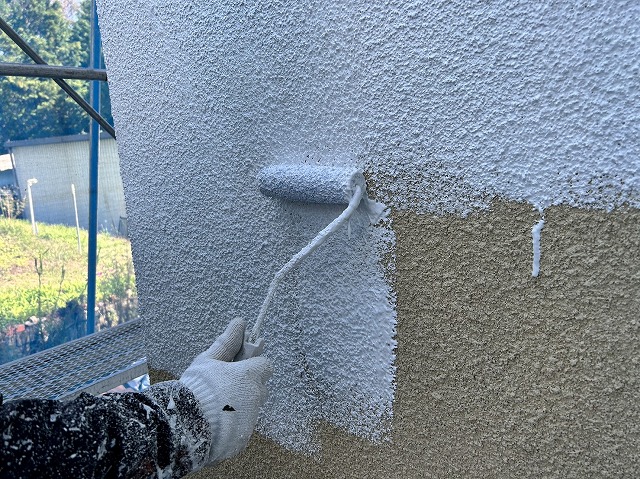 上伊那郡飯島町：モルタル外壁塗装工事の下塗り施工
