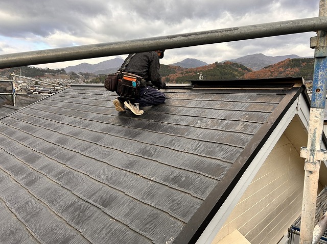 下伊那郡高森町：屋根カバー工法で棟板金を取り外している様子