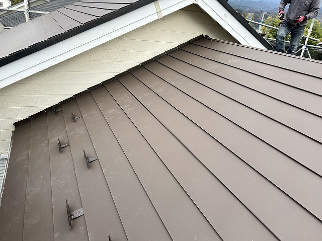 下伊那郡高森町で屋根カバー工法メンテナンス、ガルバリウム鋼板屋根の横葺き施工
