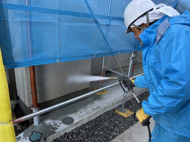 外壁塗装の高圧洗浄作業中の作業員