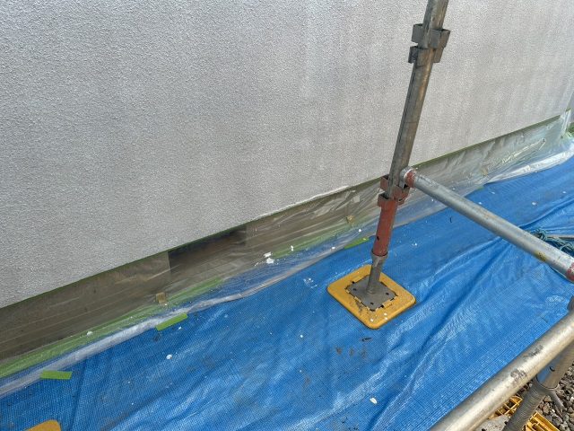 飯田市松尾にてモルタル外壁の塗装工事、エピテックフィラーで下塗り作業を実施